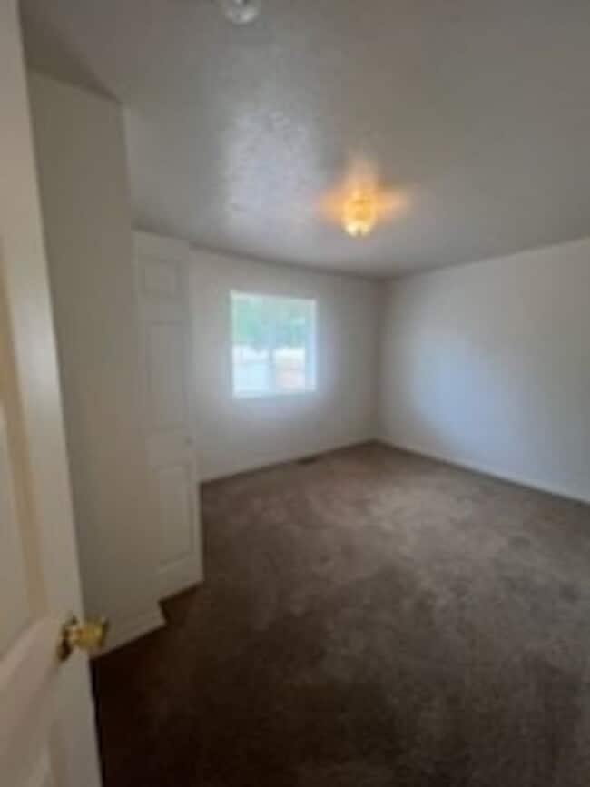 Building Photo - HUGE 6 bed 3 bath Home in Pocatello