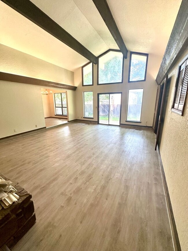 Building Photo - Spacious 3 Bedroom, 2 Bath Home!  Don't Mi...