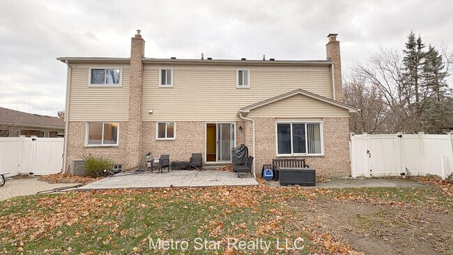 Building Photo - 1553 Lakewood Dr