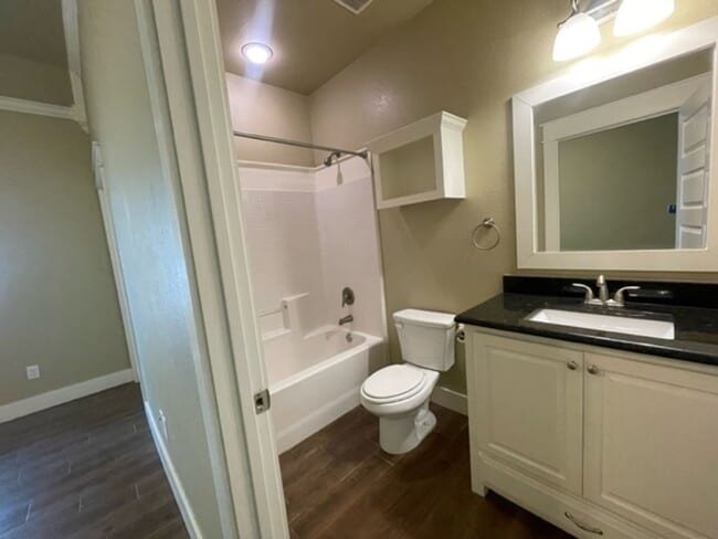 Building Photo - Charming 3-bedroom, 3-bathroom