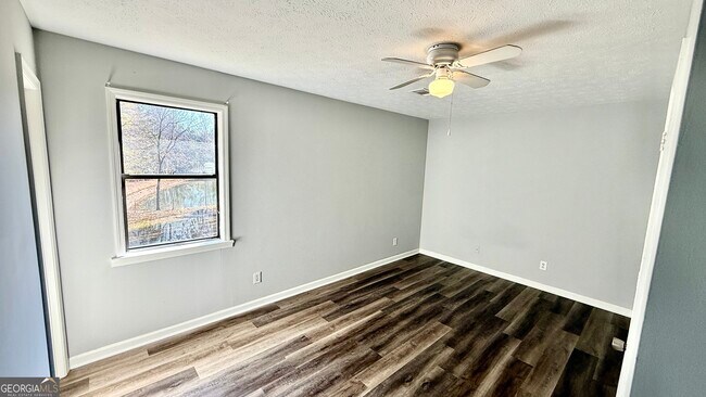 Building Photo - 110 Central Lake Dr