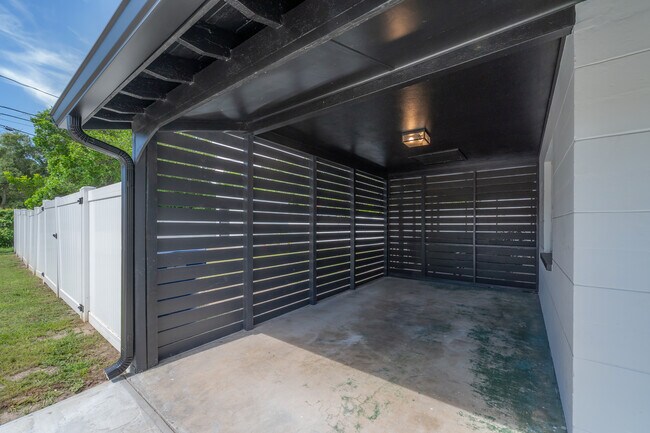 Building Photo - 2400 34th Ave N