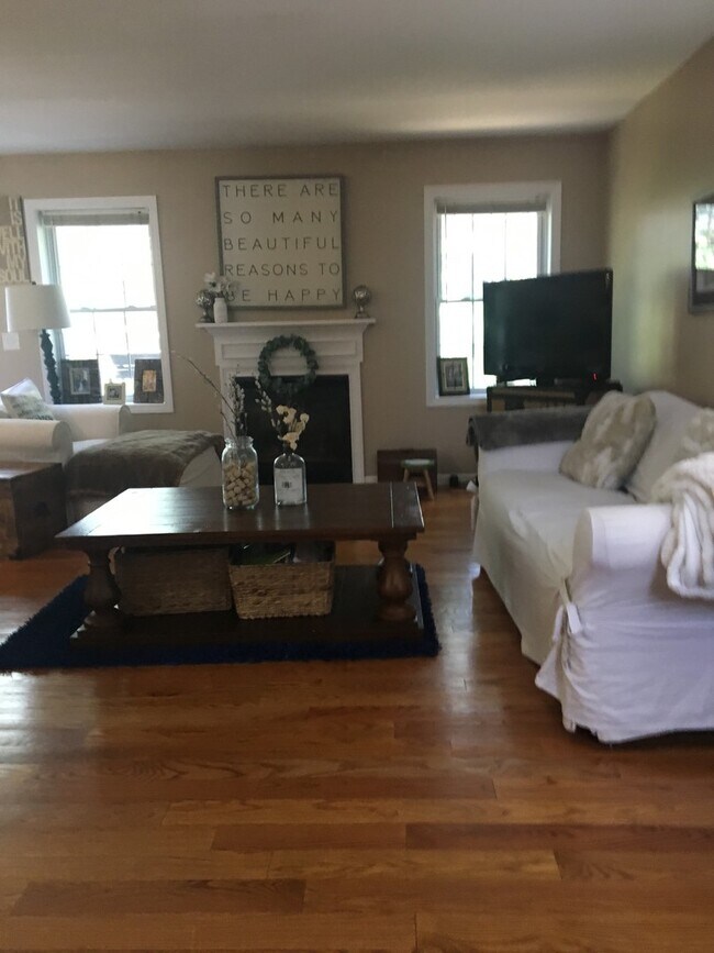 Building Photo - Townhouse!! Country living meets suburban ...