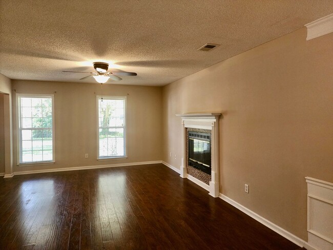 Building Photo - Charming 4 Bedroom Home in Center Lake Subdivision - Mt. Pleasant