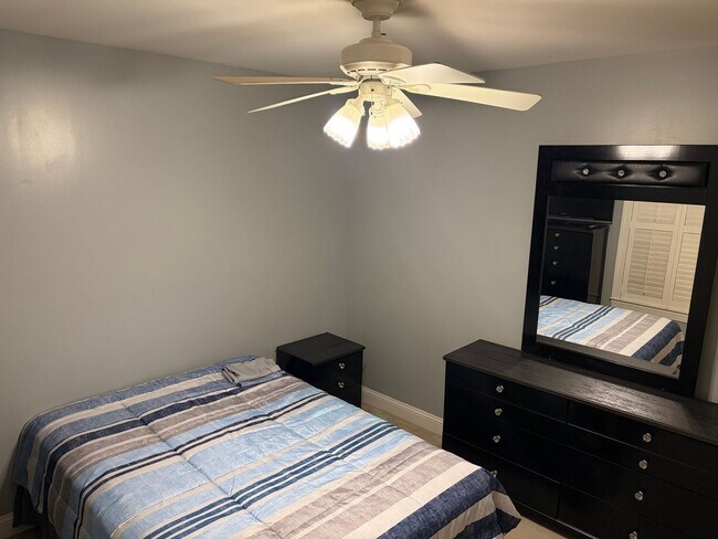Building Photo - Spacious 5BR House in Oak City