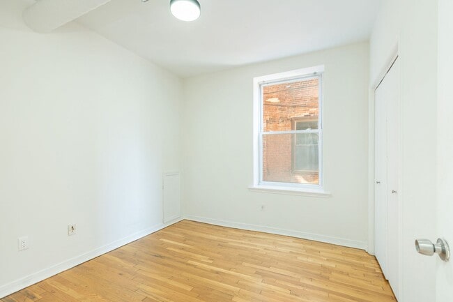 Building Photo - 1424 W Girard Ave