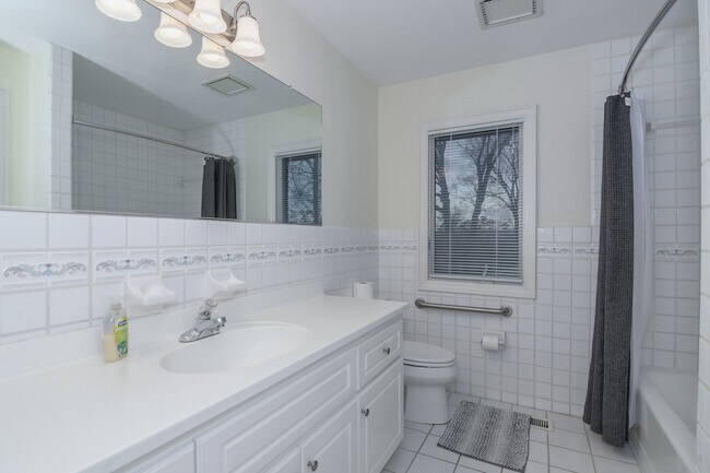 Building Photo - 2415 Apricot Ln