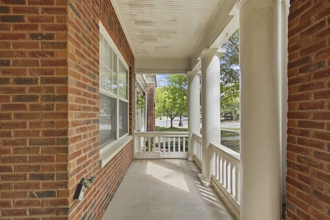 Building Photo - Uptown Charlotte Townhome with Dual Primary Suites
