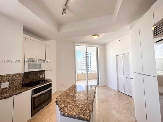 Building Photo - 808 Brickell Key Dr