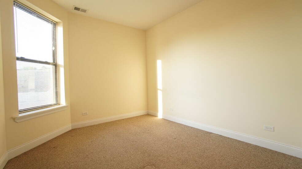 Building Photo - 2840 N Albany Ave