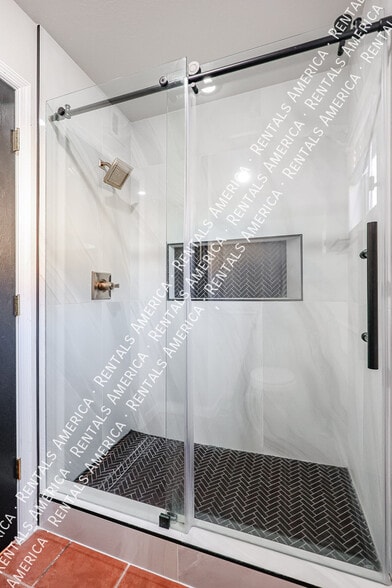 Building Photo - 1413 N Oak St