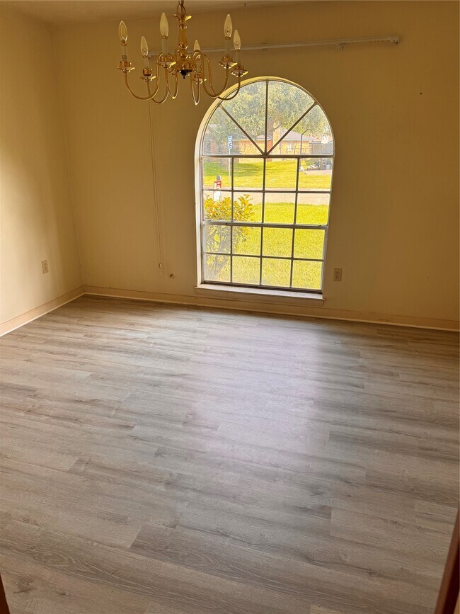 Building Photo - 3400 Coachman Dr
