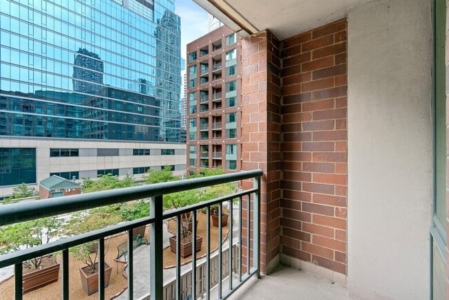 Building Photo - 440 N McClurg Ct