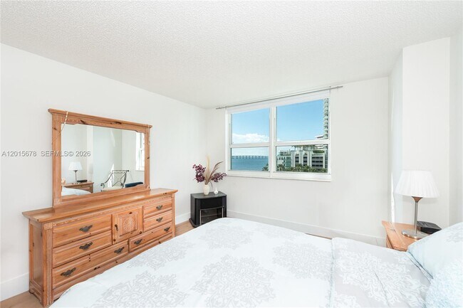 Building Photo - 1155 Brickell Bay Dr