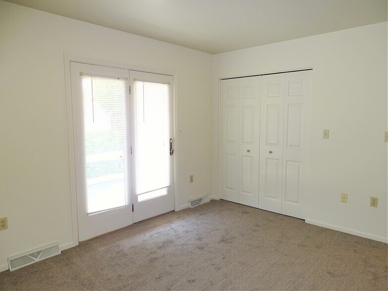 Building Photo - 15 Oriole Dr