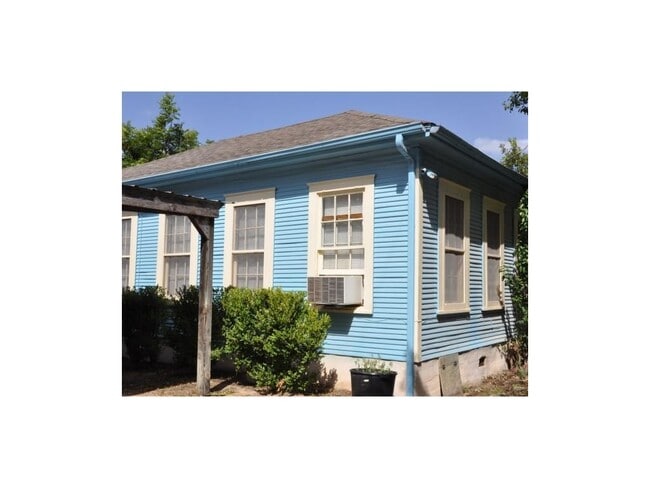 Building Photo - Great Garage Apartment in Hyde Park!