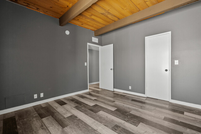 Building Photo - 13006 Moorpark St