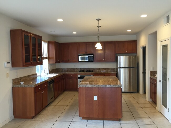 Building Photo - 4 Bed, 3.5 Bath Antioch Home with Loft