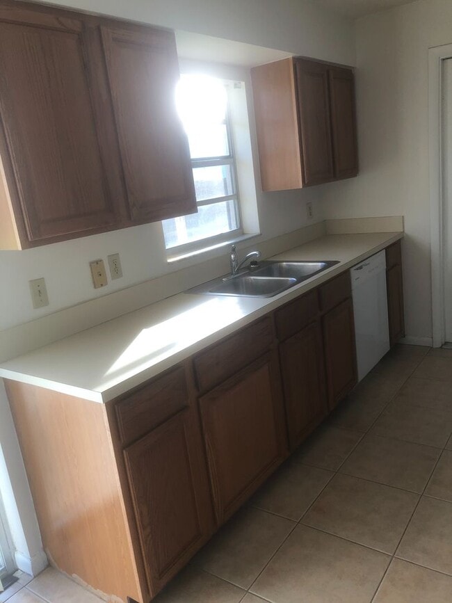 Building Photo - RENTAL HOME  IN THE FLORESTA AREA 2 BEDROOM 2 BATH SINGLE CAR GARAGE