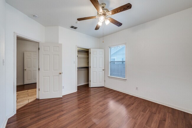 Building Photo - Well Maintained and Great Location!