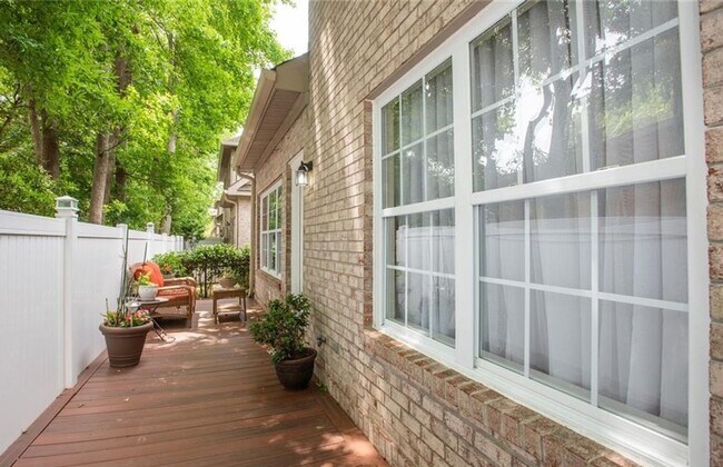 Building Photo - 3 Bedroom 2.5 Bath Townhouse style Condo in Great Neck