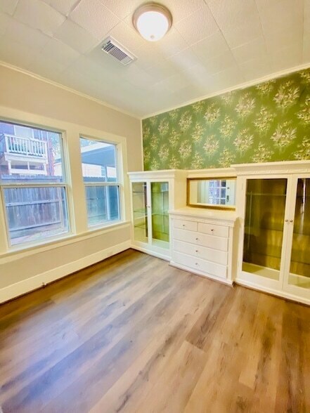 Building Photo - 4625 Bell St