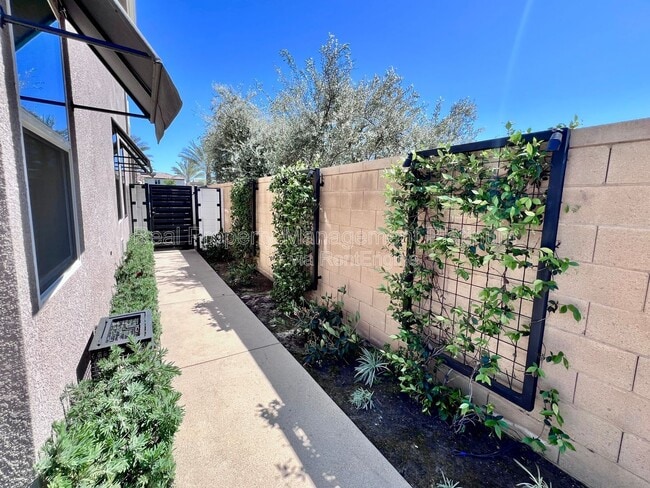 Building Photo - 2038 N Perry Ln