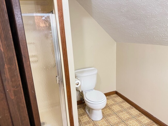 Building Photo - Recently redone 3BR 1.5 bath house in Bloo...