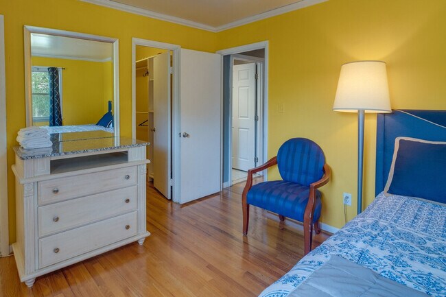 Building Photo - 9305 Pine View Ln