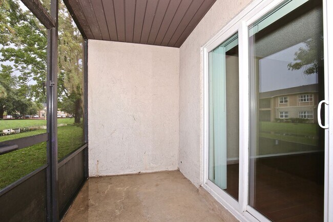Building Photo - Beautiful 2/2 Condo with Full Lawn Care Included Located in Hawthorne Village – Orlando!
