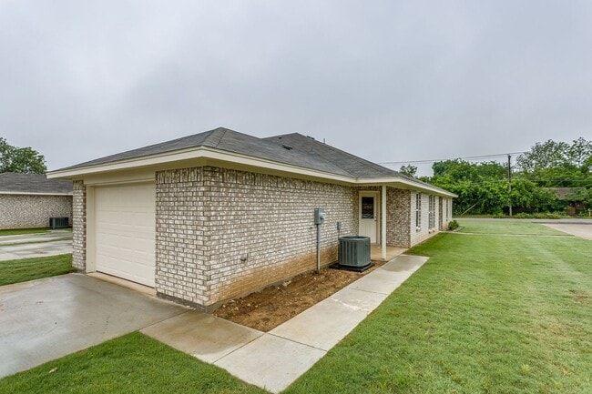 Building Photo - ASK ABOUT OUR MOVE IN SPECIAL