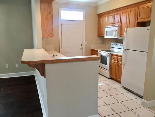 Building Photo - Wonderful 3 bed 3.5 bath near Clinton Lake!