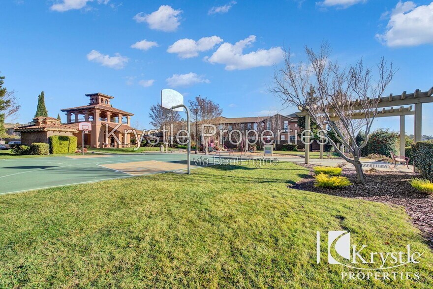 Building Photo - 8401 Benavente Ct