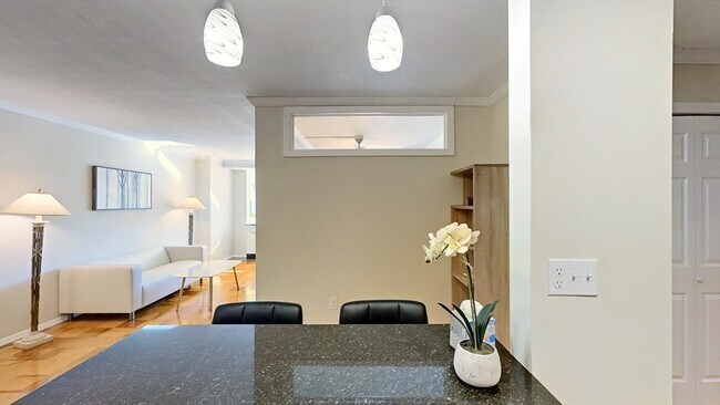 Building Photo - 2 Hawthorne Pl