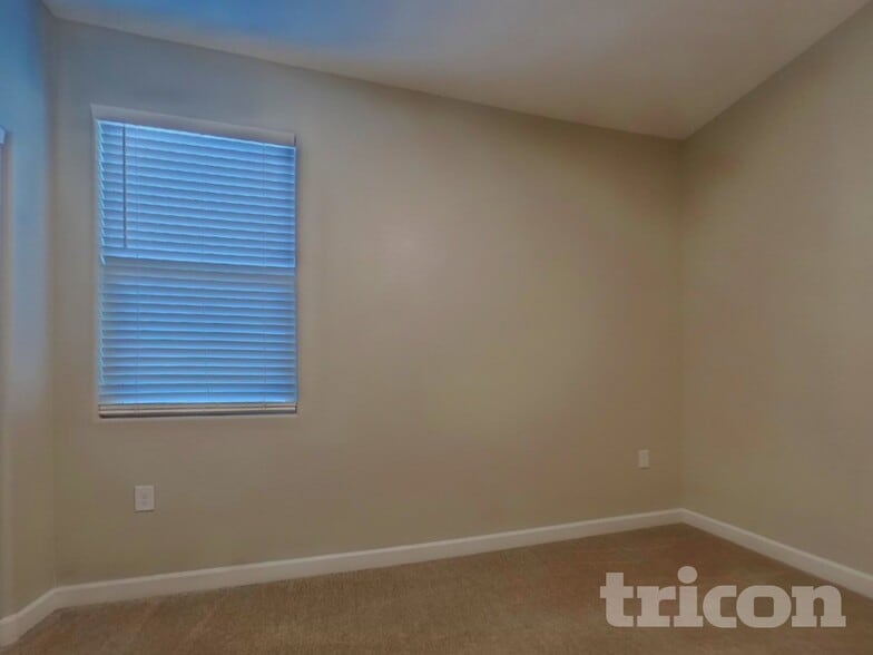 Building Photo - 30094 W Clarendon Ave