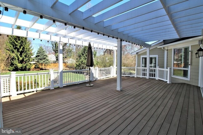 Building Photo - 5905 Lone Oak Dr