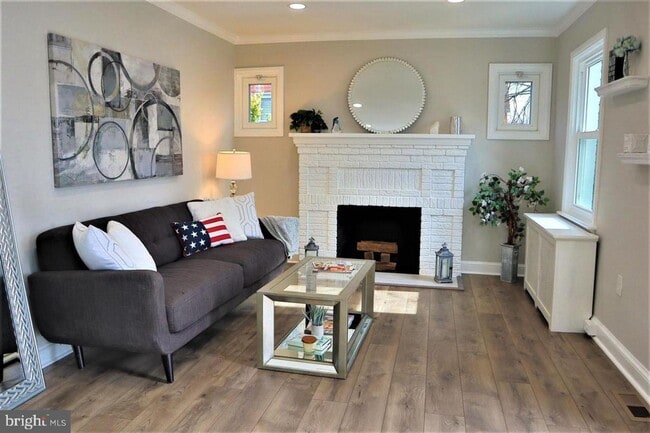 Building Photo - Charming Restored 5BR, 3.5BA Colonial Minu...