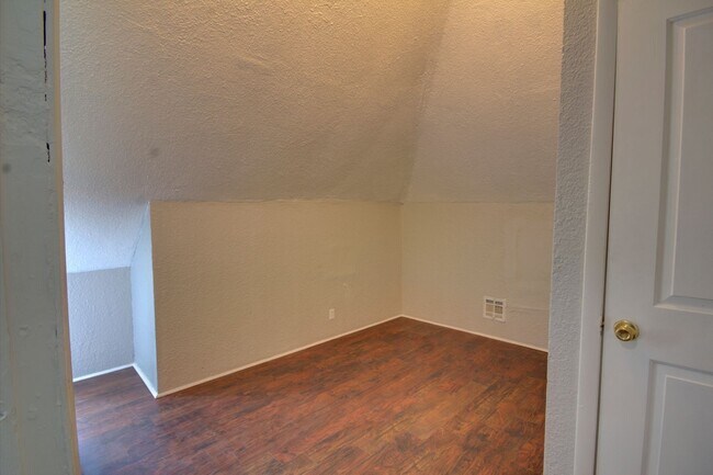 Building Photo - Upper level unit