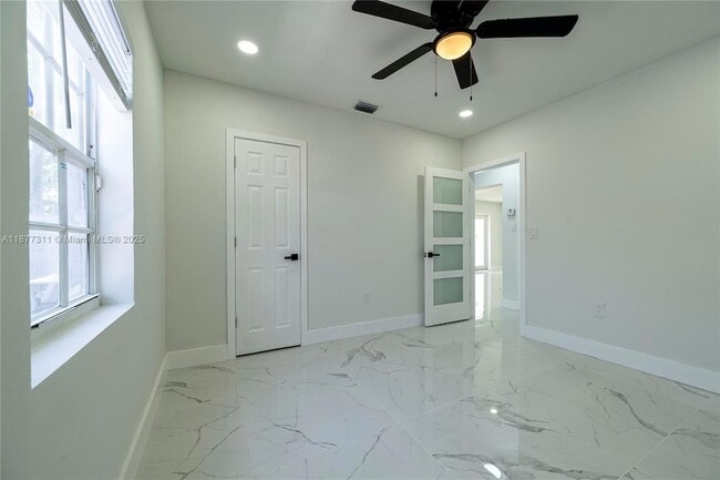 Building Photo - 921 NW 30th Ct