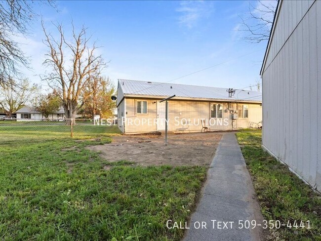 Building Photo - 1211 Vandenburg Ave