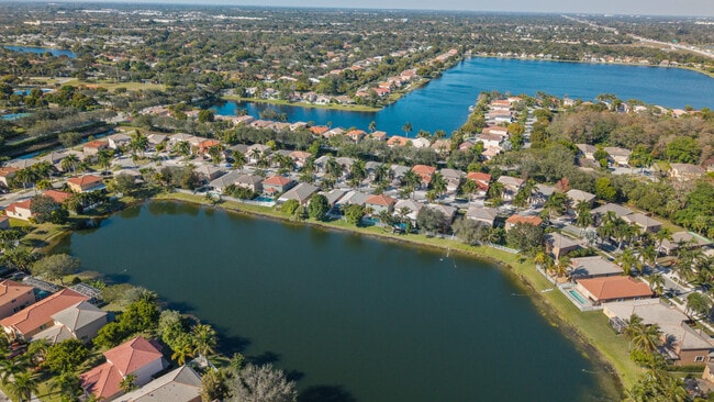 Building Photo - 3800 Woodfield Dr