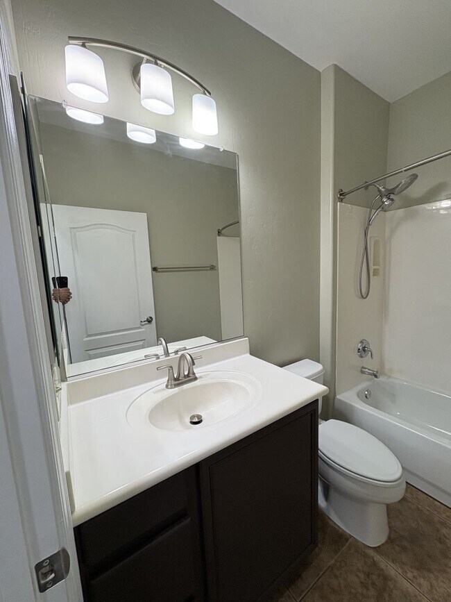 Building Photo - Move in ready Vail School District