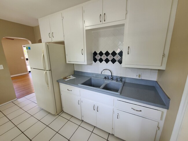 Building Photo - Three Bedroom One Bathroom House