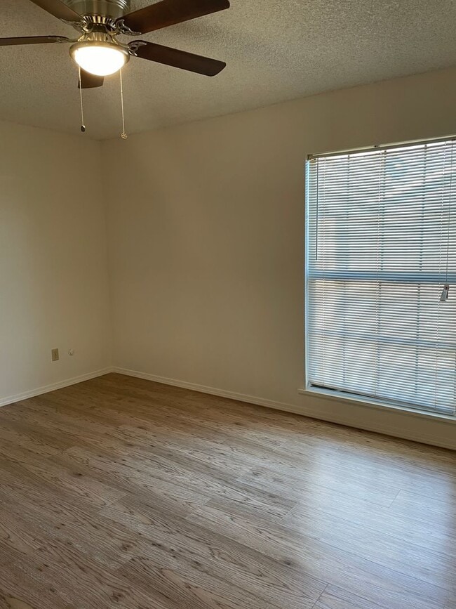 Building Photo - 2 Bed / 2 Bath Duplex with Garage & Private Yard – Great Location!