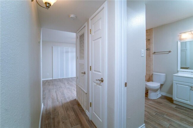 Building Photo - 400 W 35th St