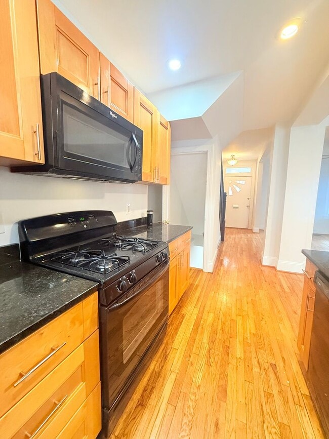 Building Photo - Eckington 3 Bedroom/ 2 Bath TH convenient to Metro  & Howard U