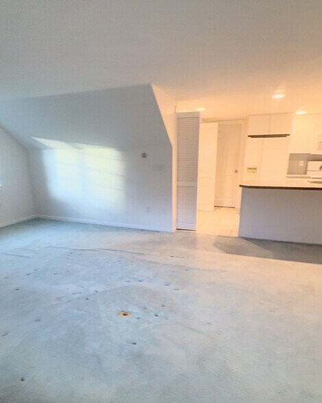 Building Photo - 94 Country Club Dr