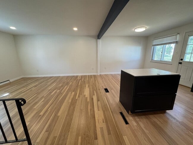 Building Photo - 111 Treeview Dr