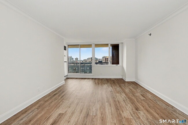 Building Photo - 25 Forest St