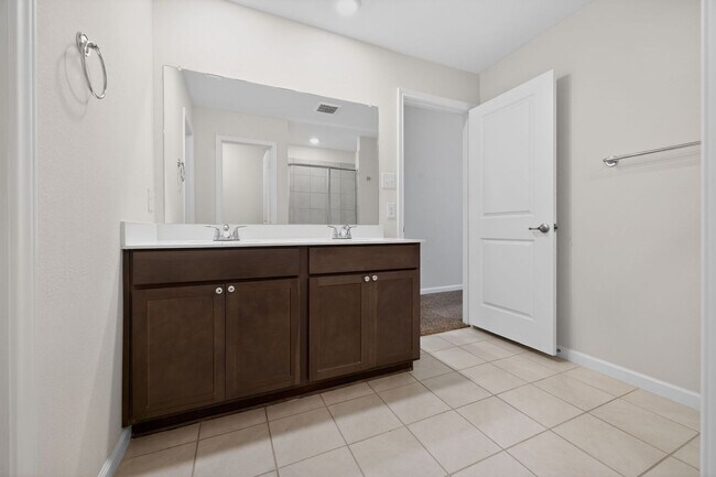 Building Photo - Beautiful Open-Concept Home with Washer/Dryer Included & Private Yard in Princeton